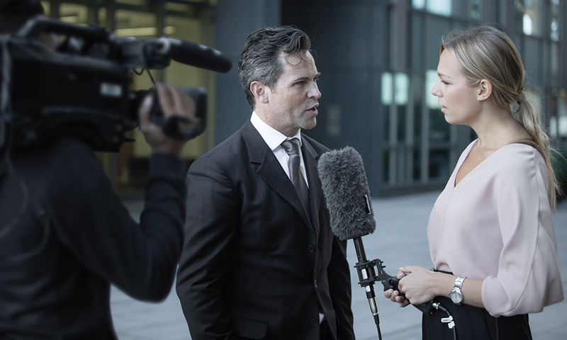 Businessman Being Interviewed On The Street Forsiden | kommunikationsbureau | 4
